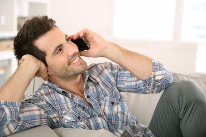 Uyandığını hisseden bir adam, bir kadınla telefonda uzun süre konuşur. 